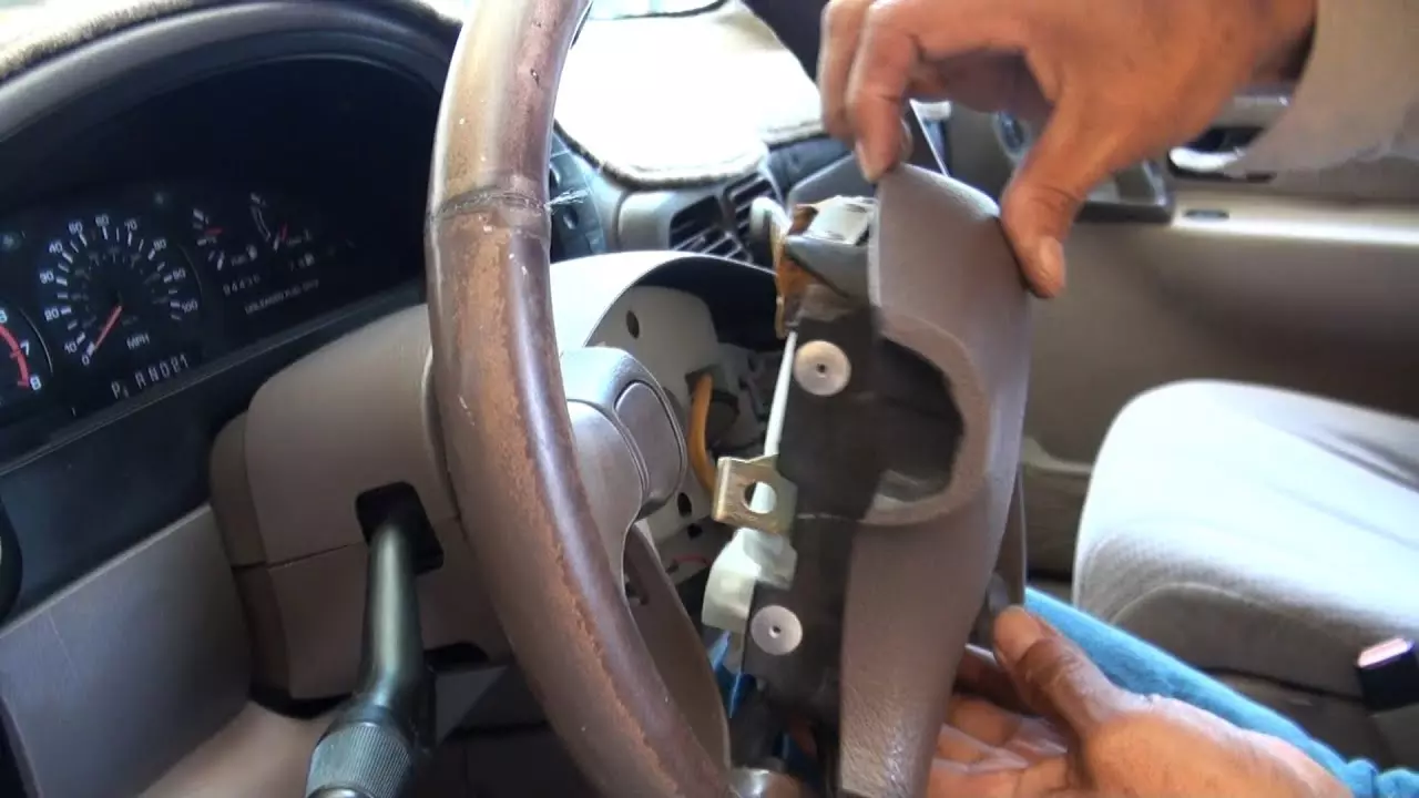 how to take off steering wheel cover